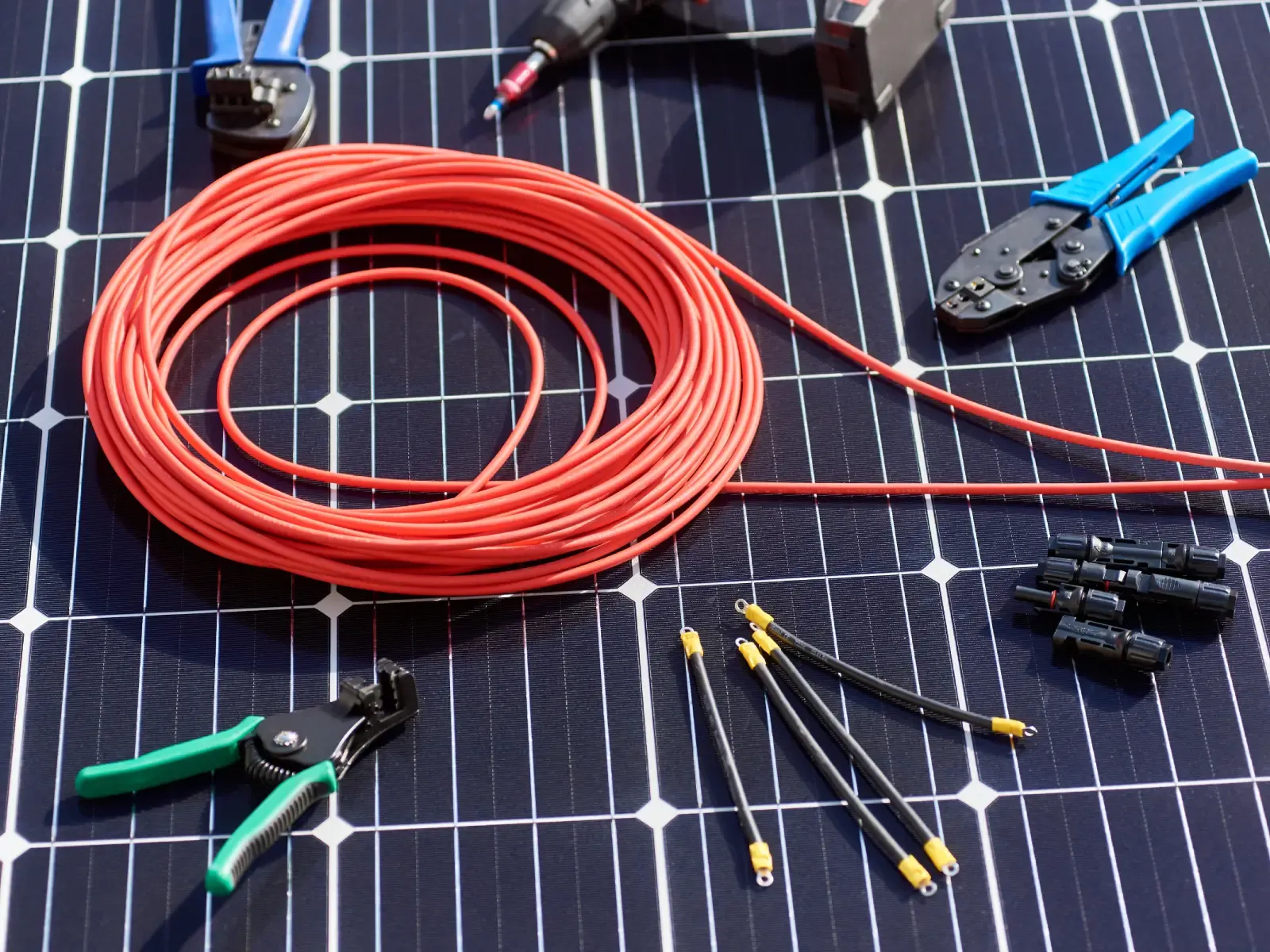 The Role of a Solar Panel Inverter in a Grid-Tied System