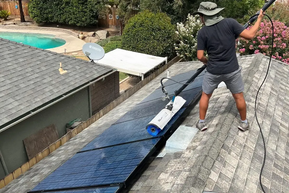 Professional vs DIY Solar Panel Cleaning Solutions: Which is Better?
